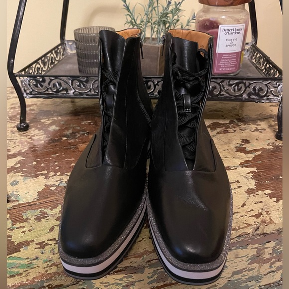 NWOT Women’s Johnston & Murphy Gracelyn Lace-Up Bootie - Picture 2 of 6